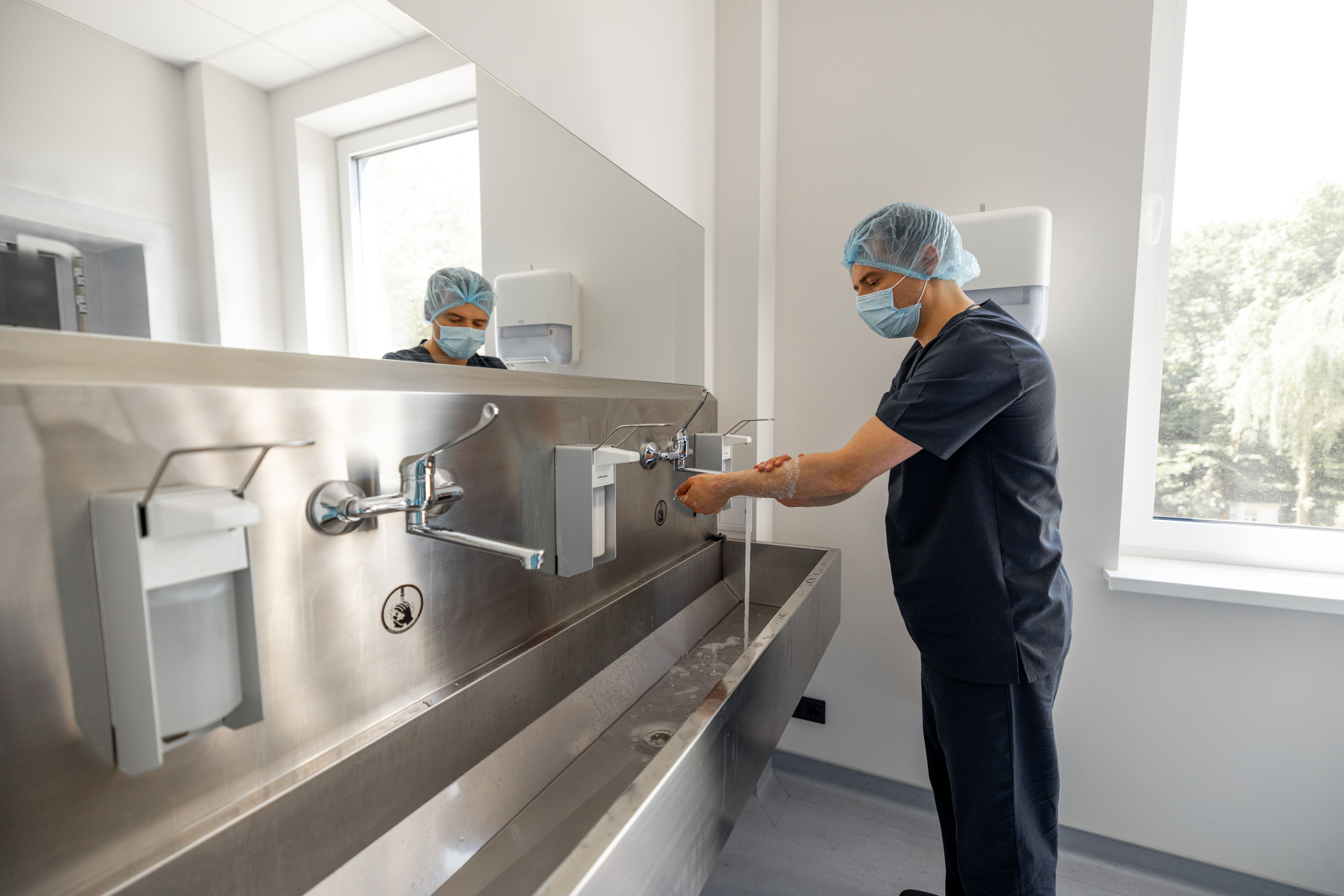 Surgeon washes hands before operation 2024 01 02 21 44 13 utc
